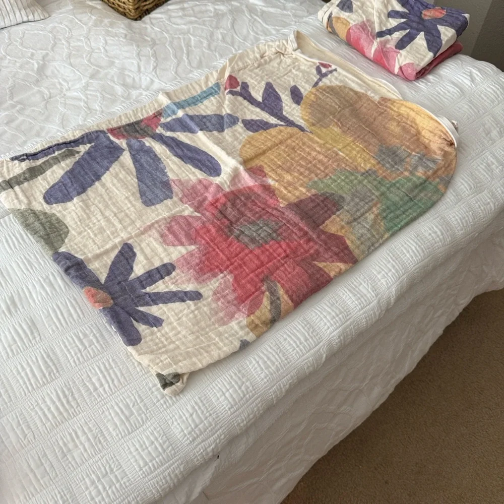 Floral Patterned pillow shams - Picture 4 of 6